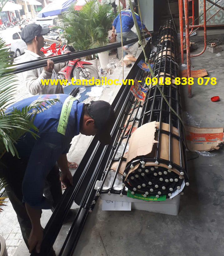 Vận chuyển và lắp đặt cửa cuốn lưới song ngang sơn tĩnh điện