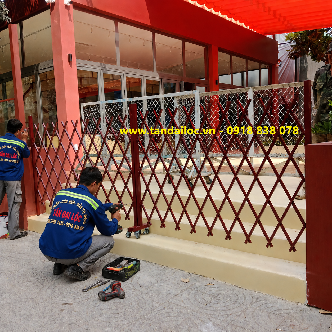 Nhân viên Tấn Đại lộc đang lắp đặt hàng rào chữ T