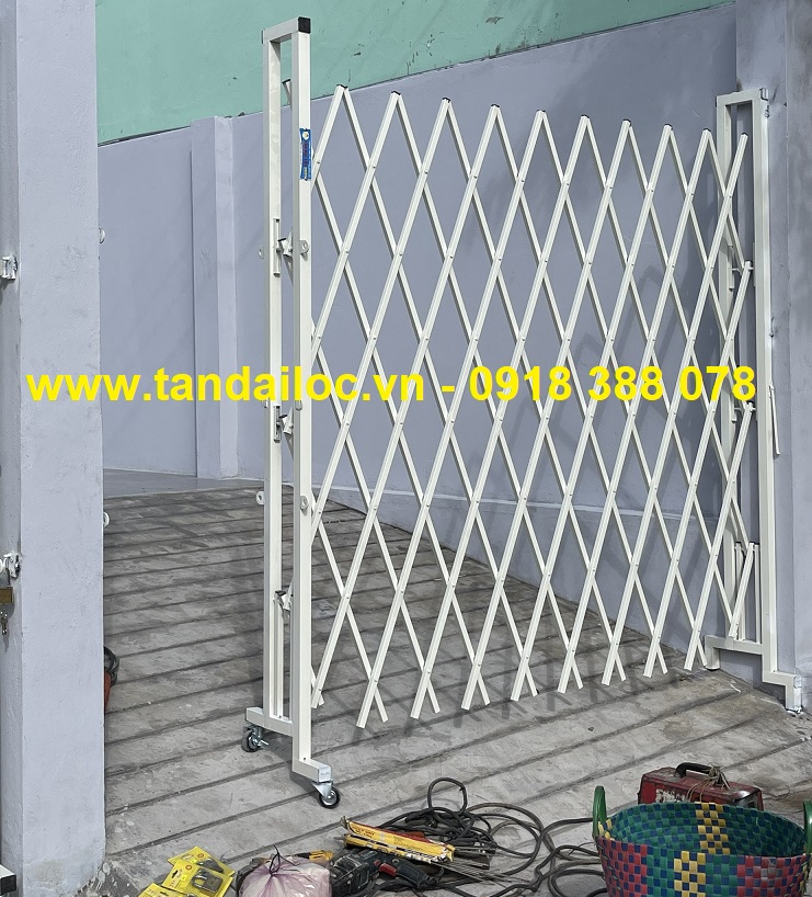 Hàng rào xếp di động kéo tay, sơn tinh điện màu trắng chữ U dáng vuông mới đẹp