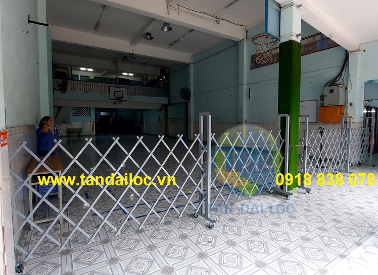 Hàng rào kéo tay di động chữ U có bánh xe giá rẻ 2024