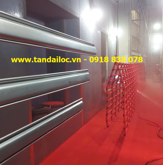 Cửa cuốn song ngang đang được sơn tĩnh điện