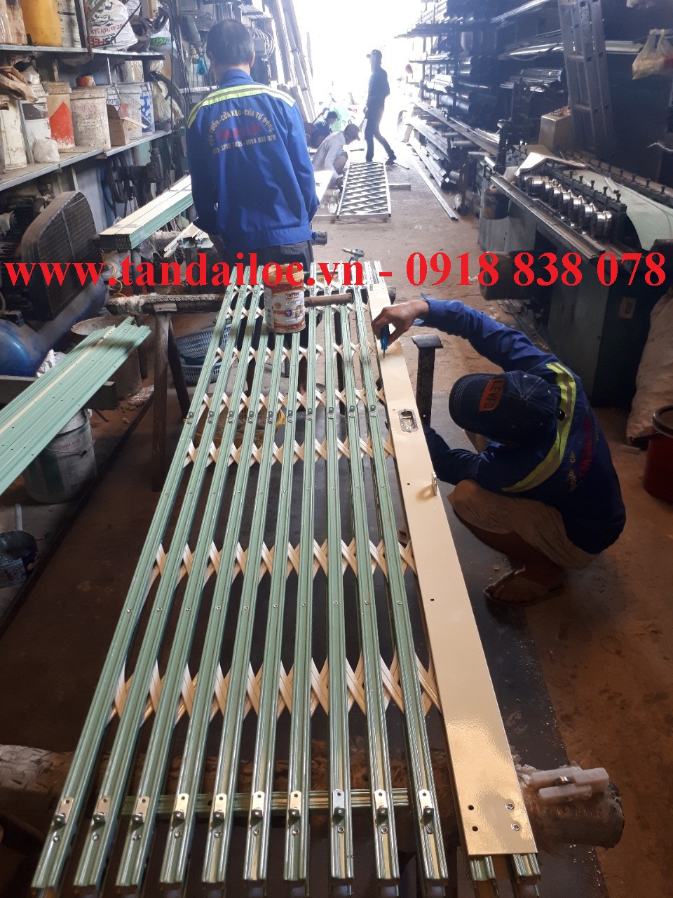 Gắn tay hộp cửa kéo vào khung cửa