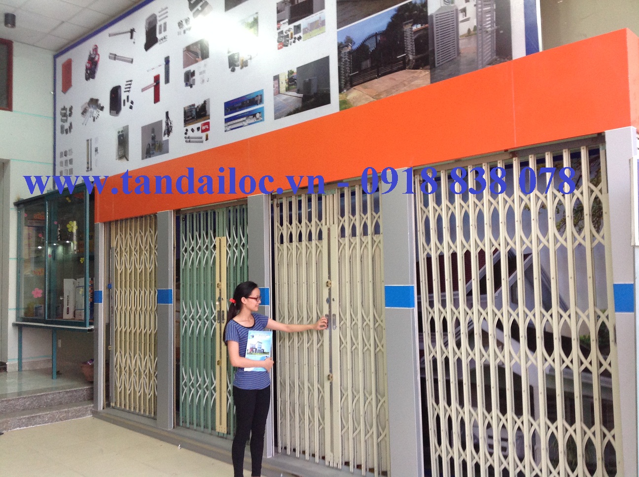 Khách hàng trải nghiệm sản phẩm cửa cuốn cửa kéo Tấn Đại Lộc