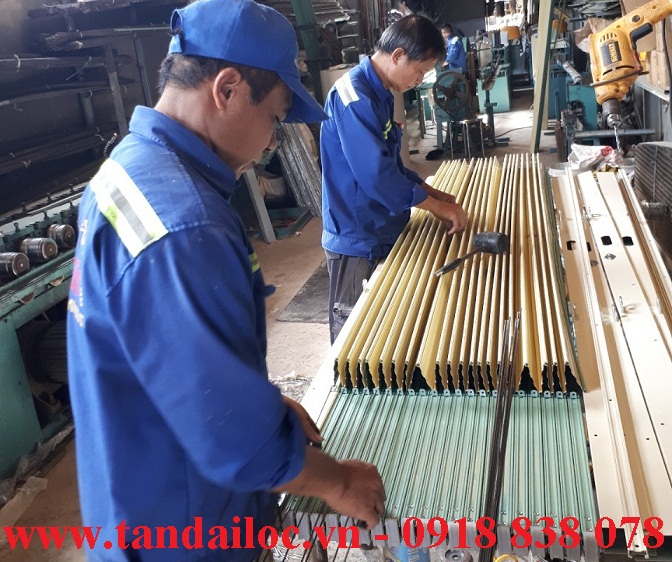 Xỏ ty lá vào cửa kéo