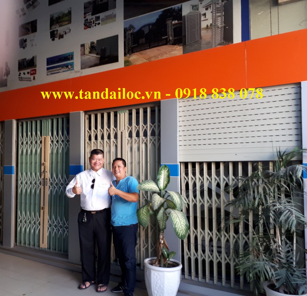 Khách hàng trải nghiệm sản phẩm cửa cuốn cửa kéo Tấn Đại Lộc