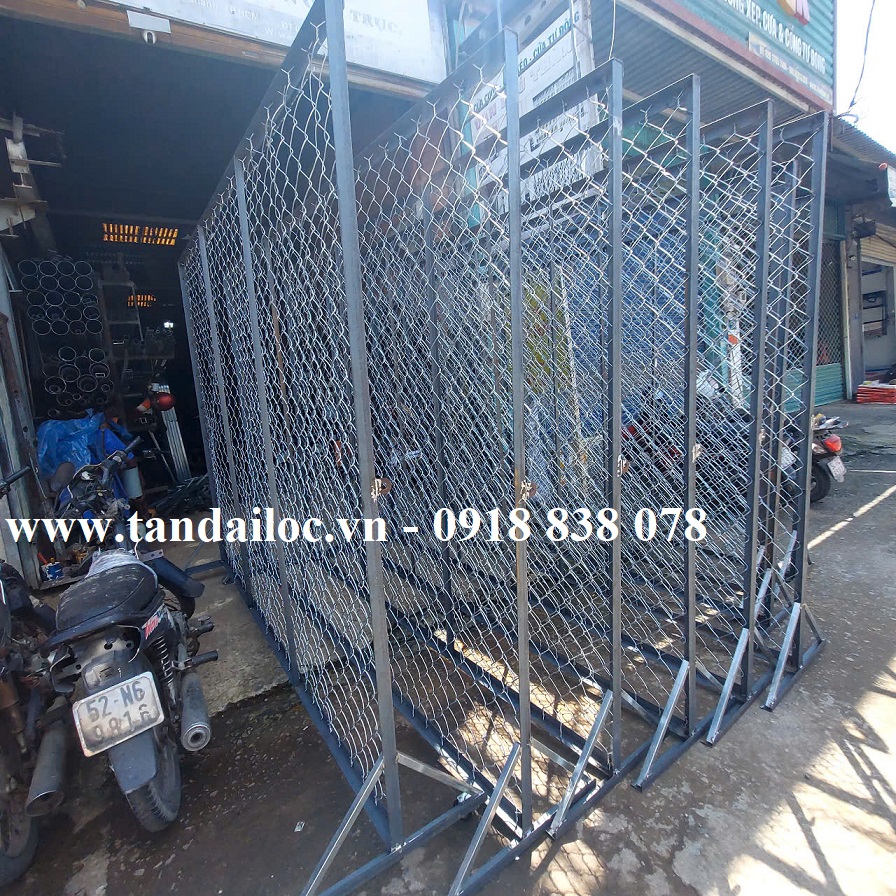 Làm hàng rào khung lưới rào B40 đẹp cao 2m