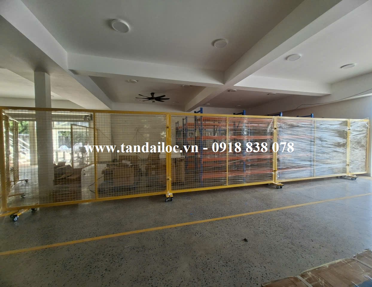Hàng rào thép lưới sơn tĩnh điện có bánh xe