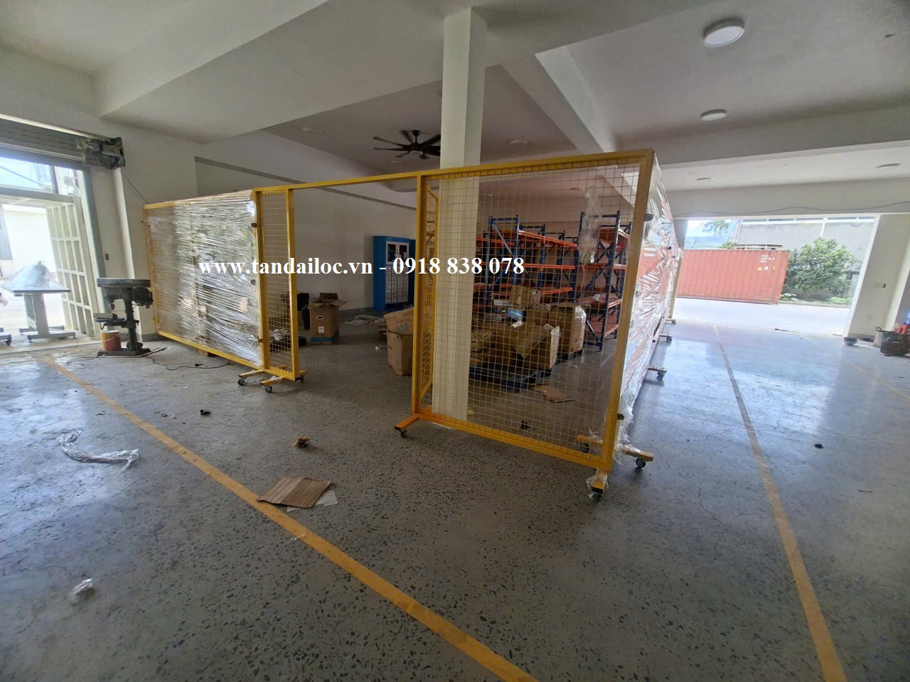 Hàng rào thép lưới có bánh xe