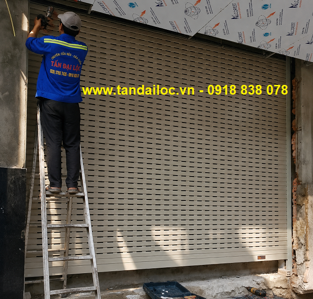 thi công lắp đặt cửa cuốn đức titadoor PM 1060S cafe