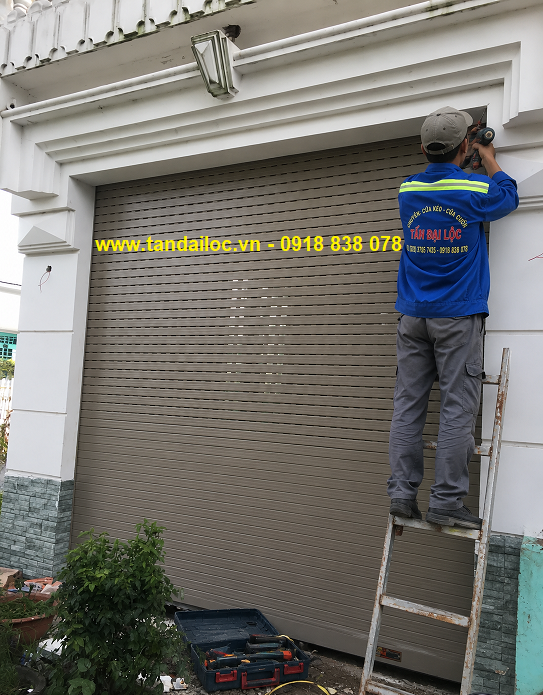 thi công lắp đặt cửa cuốn đức titadoor PM 50S