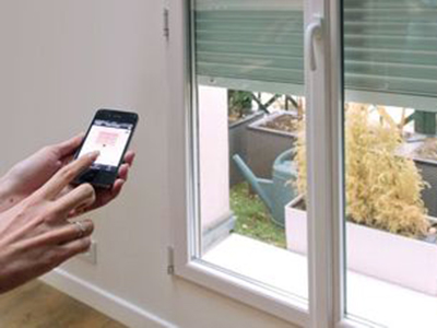 Mở cửa cuốn bằng điện thoại thông minh