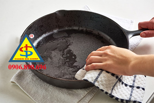 cach ve sinh do gang, cach xu ly chao noi dia gang ri, meo ve sinh do gang ben khong ri set