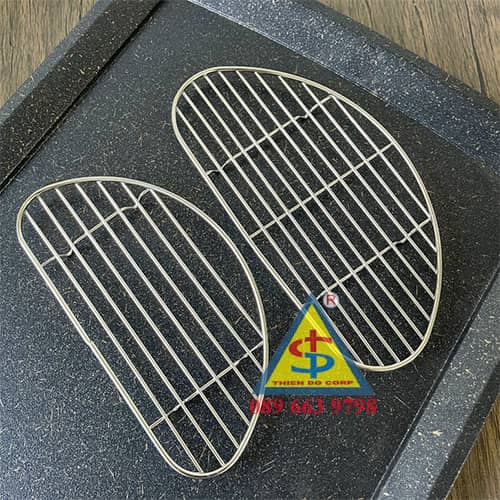 Vỉ inox kê thực phẩm, Vỉ nướng inox, Vỉ nướng BBQ, vỉ bán nguyệt trên khay nướng