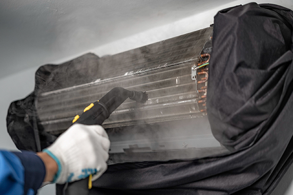 Phụt nước rửa bụi dàn nóng điều hòa