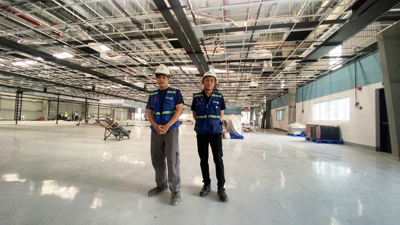 Hình ảnh đội ngũ kỹ thuật Sen Việt thi công hệ thống Daikin VRV tại công trình