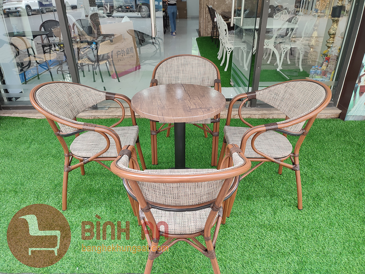 1679731496_bo-ban-ghe-cafe-4-ghe-tay-khunh-chan-kep
