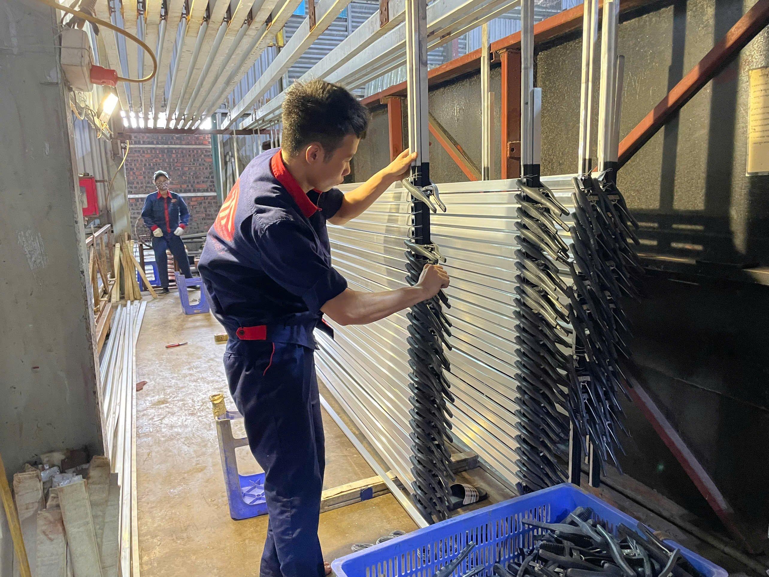 Nhôm Việt Ý tăng cường sản xuất sau siêu bão Yagi để kịp tiến độ hàng hoá trả khách hàng.