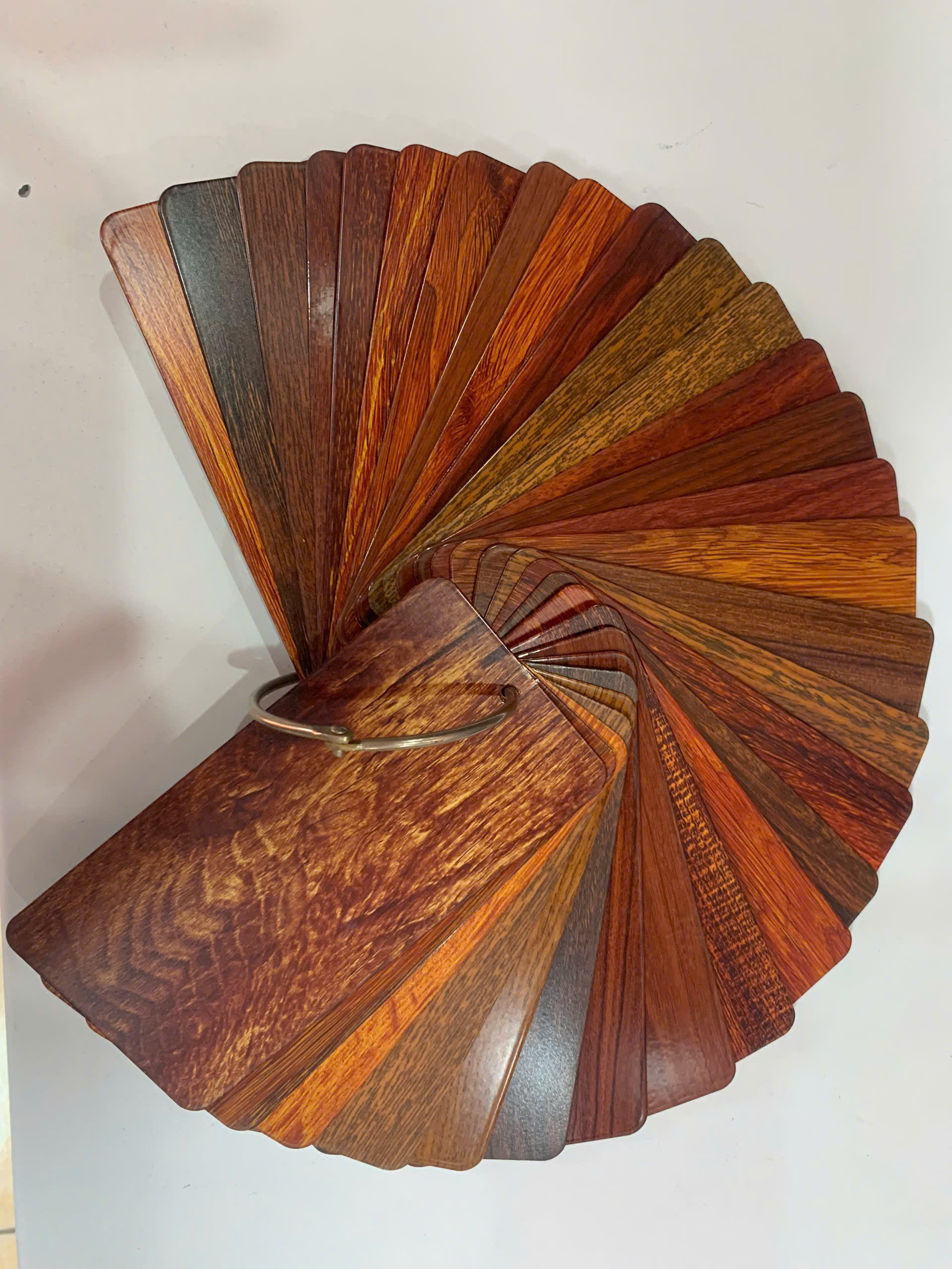 Nhôm Việt Ý – Sự Kết Hợp Hoàn Hảo Giữa Nhôm và Vẻ Đẹp Vân Gỗ