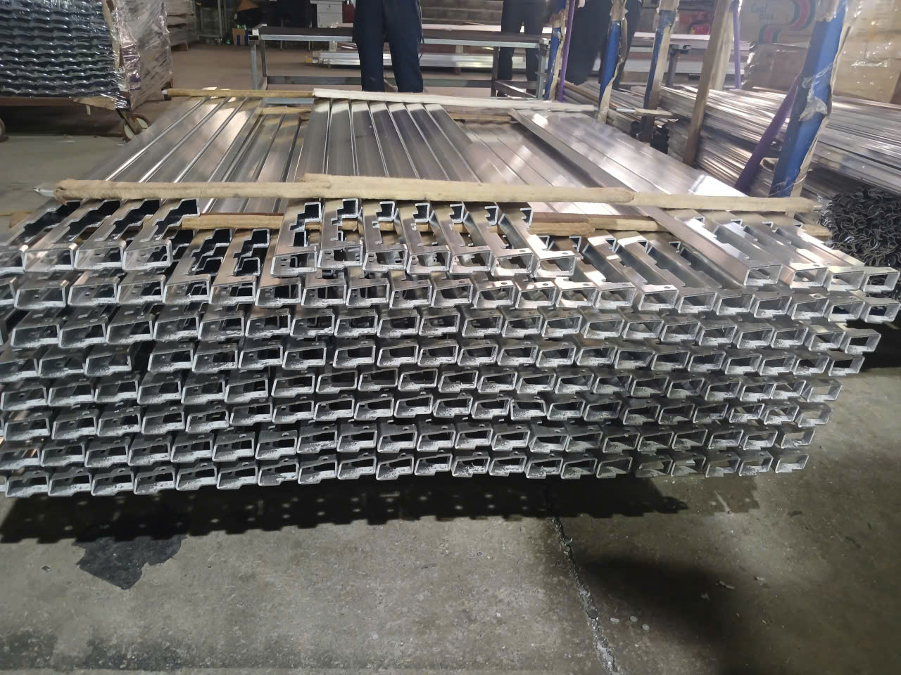 Viet Y Aluminium Automotive Roof Rack Manufacturing with International Quality Standards