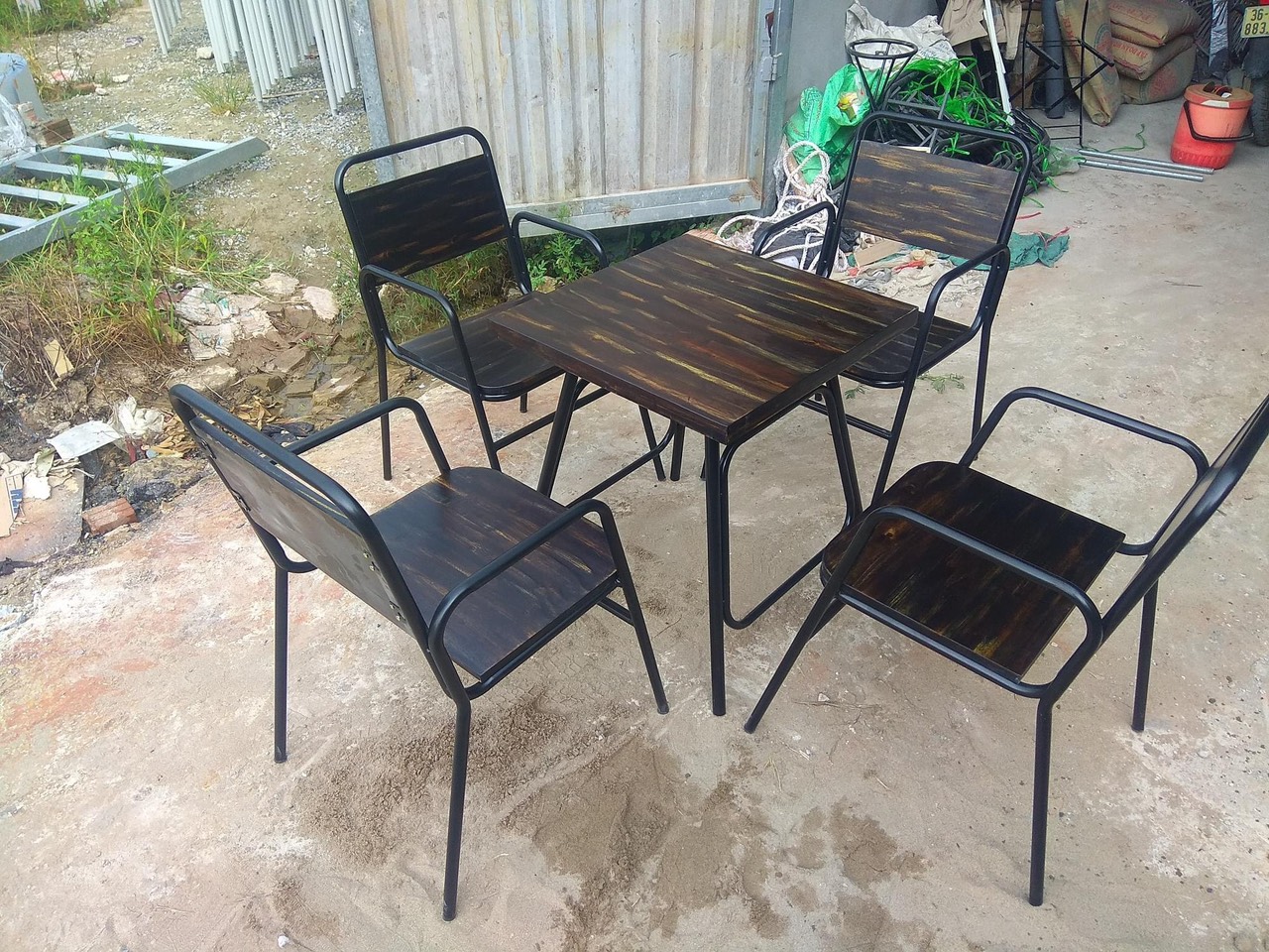 bàn ghế cafe chân sắt đẹp tựa lưng ngả mặt gỗ tự nhiên CF60T