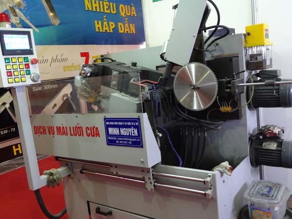 Mài lưỡi cưa, Rửa lưỡi cưa bằng máy tự động