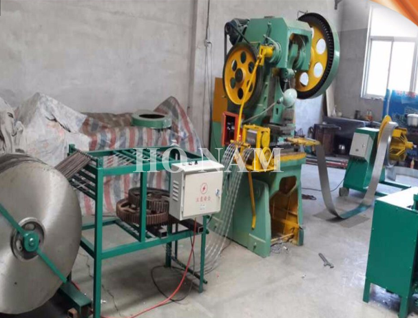 Máy dập dây thép gai