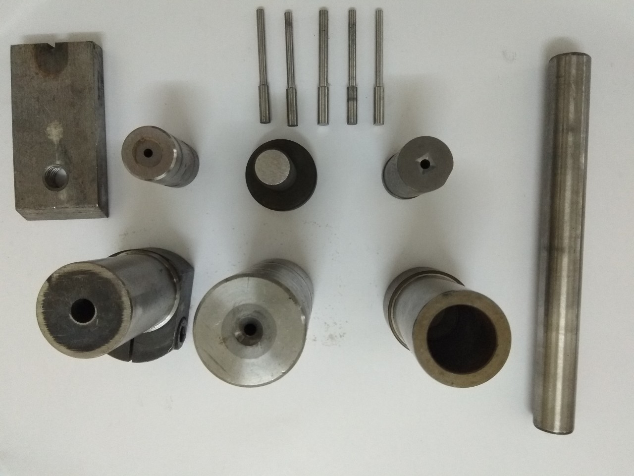 Khuôn máy làm đinh vít