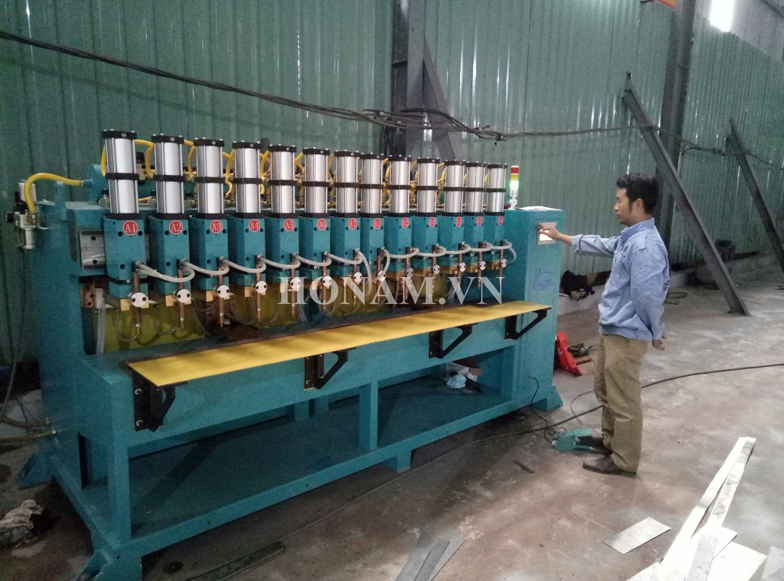 Máy hàn điểm tự động