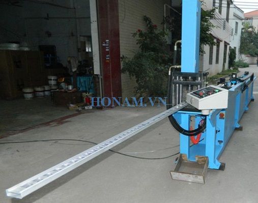 Máy dập lỗ ống vuông