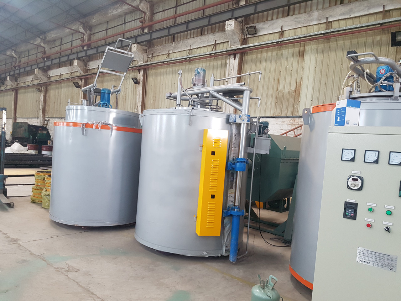 Lò chân không kiểu giếng