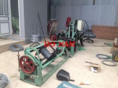 Máy sản xuất lưới gai