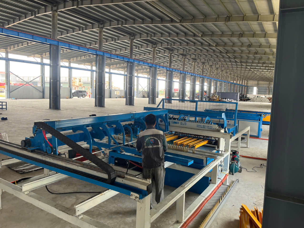 Máy hàn lưới cấp phôi tự động