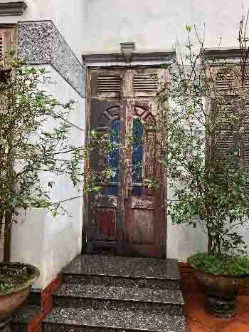 Cửa gỗ cũ đã tróc sơn