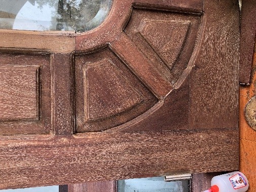 Cánh cửa sau khi đã chà hết lớp sơn cũ