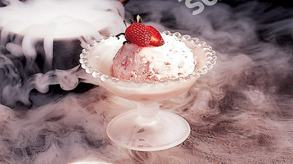 Nitơ lỏng làm kem gây nên ấn tượng cho khách hàng