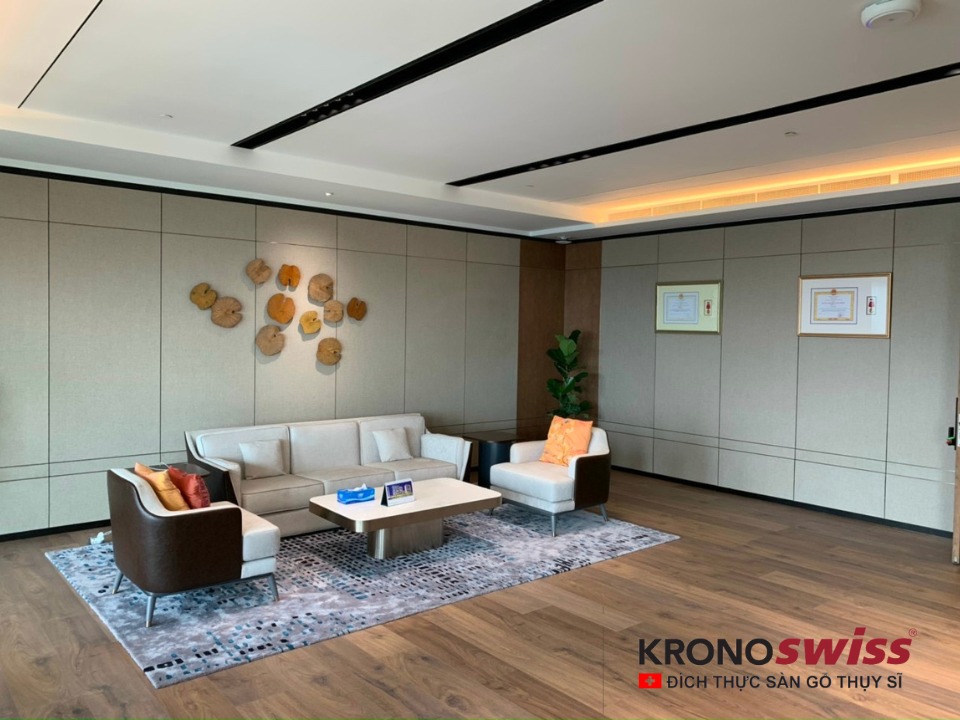 Gợi ý màu sàn gỗ Kronoswiss cho văn phòng cao cấp.