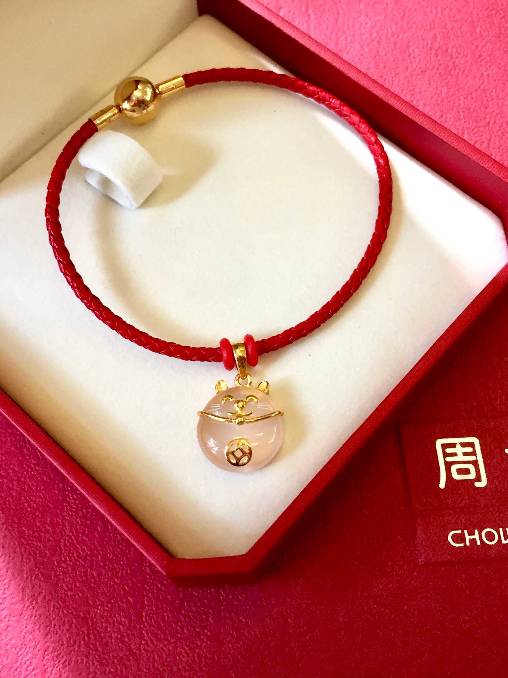 CHOW TAI FOOK MÈO VÀNG BẠCH NGỌC