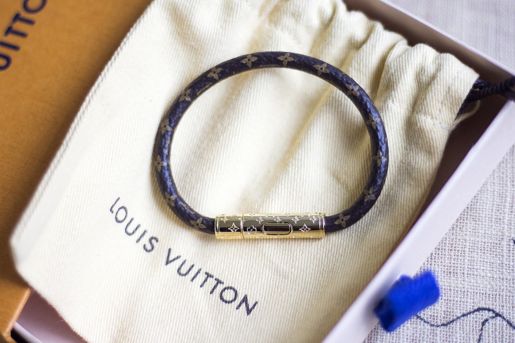 LV CONFIDENTIAL BRACELET 02