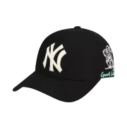NÓN MLB NEW YORK YANKEES GOOD LUCK CHARACTER ADJUSTABLE CAP - BLACK