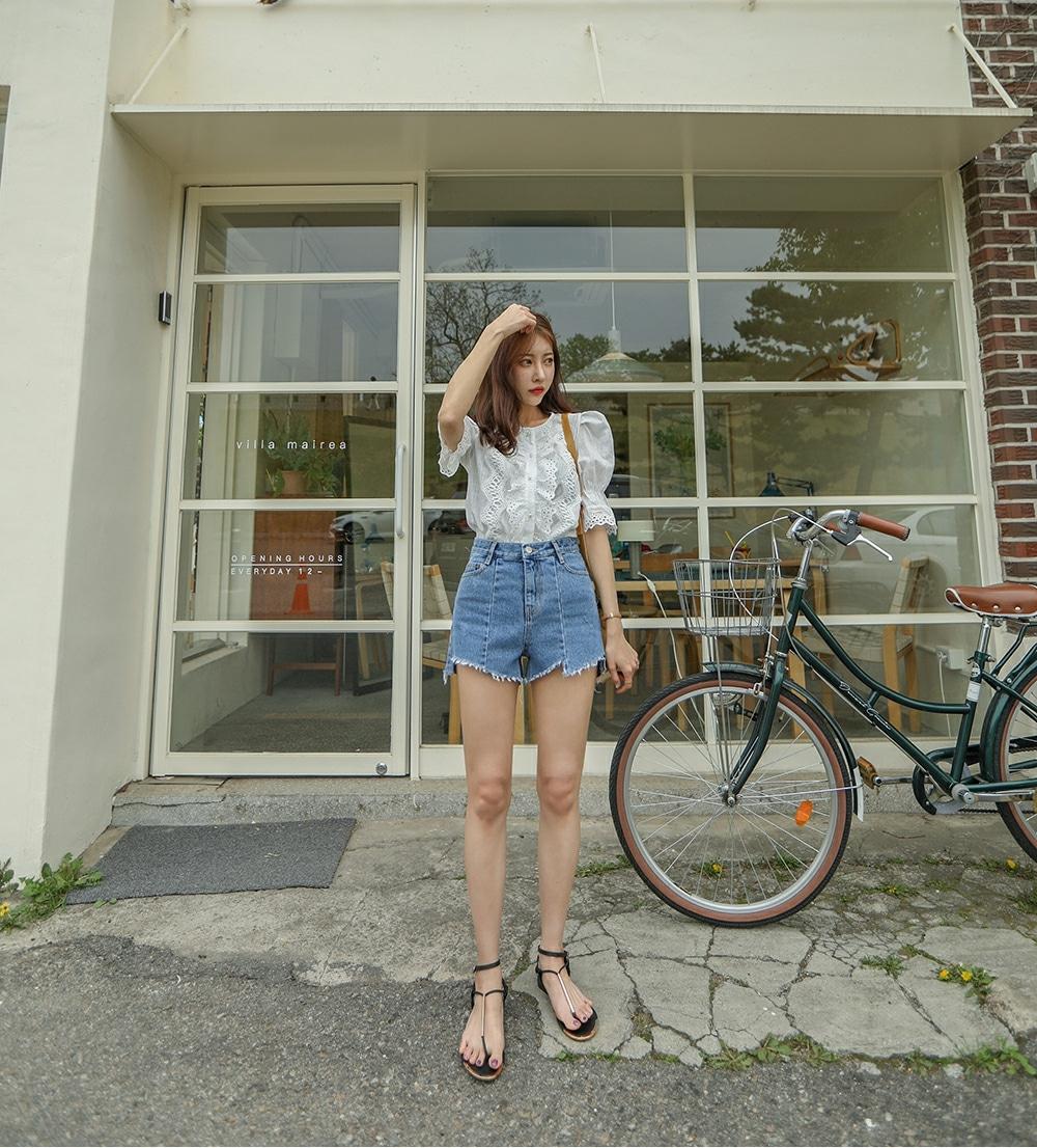 THỜI TRANG HÀN QUỐC - Frayed Uneven Hem Shorts