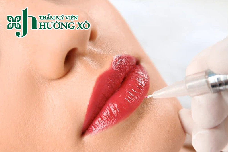 Phun môi collagen