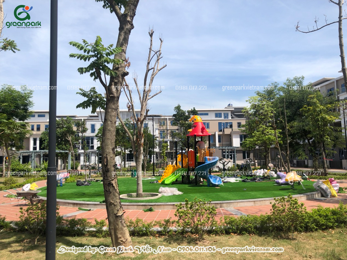 Toàn cảnh khu vui chơi tại BT2 khi đội kỹ thuật đang thi công, lắp đặt Toàn cảnh khu vui chơi tại BT2 khi đội kỹ thuật đang thi công, lắp đặt
