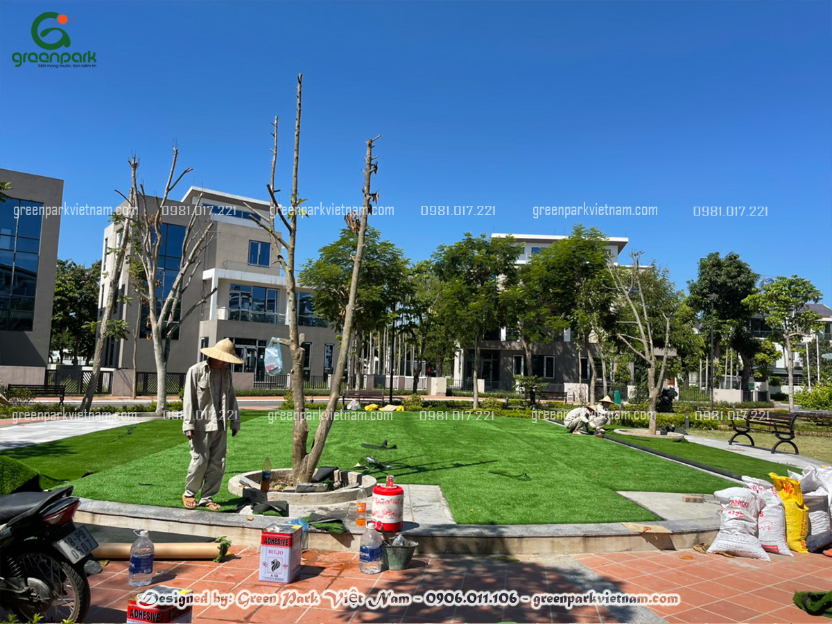 Đội kỹ thuật Green Park Việt Nam đang thi công cỏ nhân tạo cho sân chơi Đội kỹ thuật Green Park Việt Nam đang thi công cỏ nhân tạo cho sân chơi