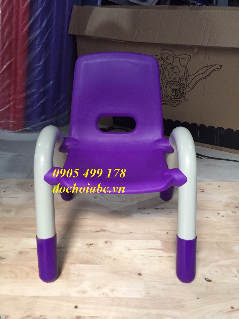 GHẾ NHỰA ĐÚC MẦM NON CÓ TAY VỊN CHO BÉ - GIÁ RẺ CHẤT LƯỢNG CAO TẠI ĐÀ NẴNG