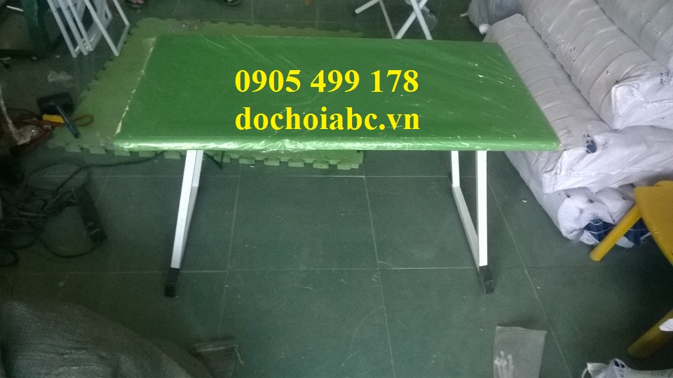 BÀN MẶT NHỰA CHÂN GẤP CHO BÉ MẦM NON