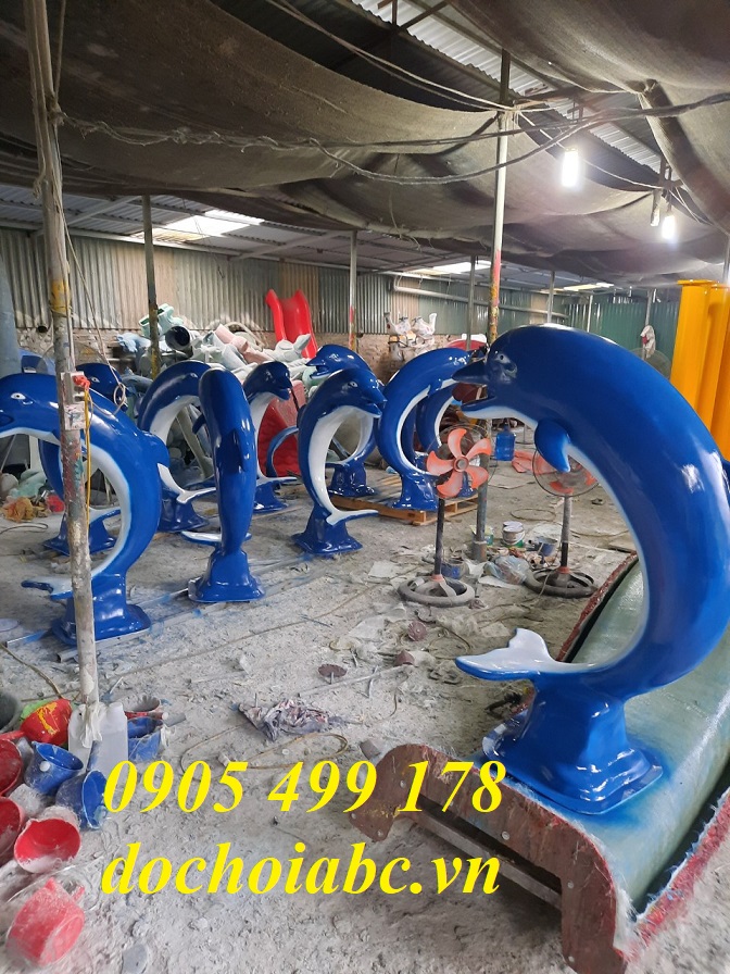 CÁ HEO PHUN NƯỚC BỂ BƠI