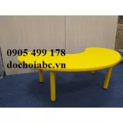 BÀN NHỰA ĐÚC CHO BÉ HÌNH BÁN NGUYỆT NHẬP KHẨU