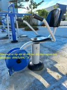 XE ĐẠP TỰA LƯNG NGOÀI TRỜI