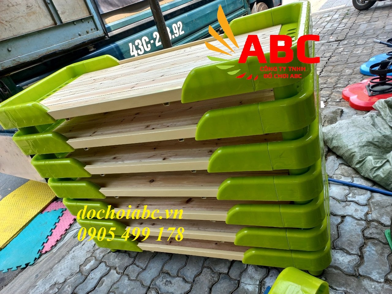 Giường Gỗ Chân Nhựa