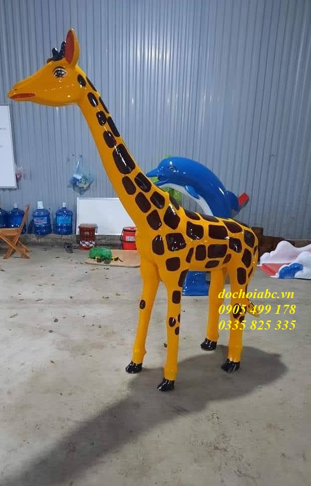 Tượng hươu cao cổ trang trí sân vườn